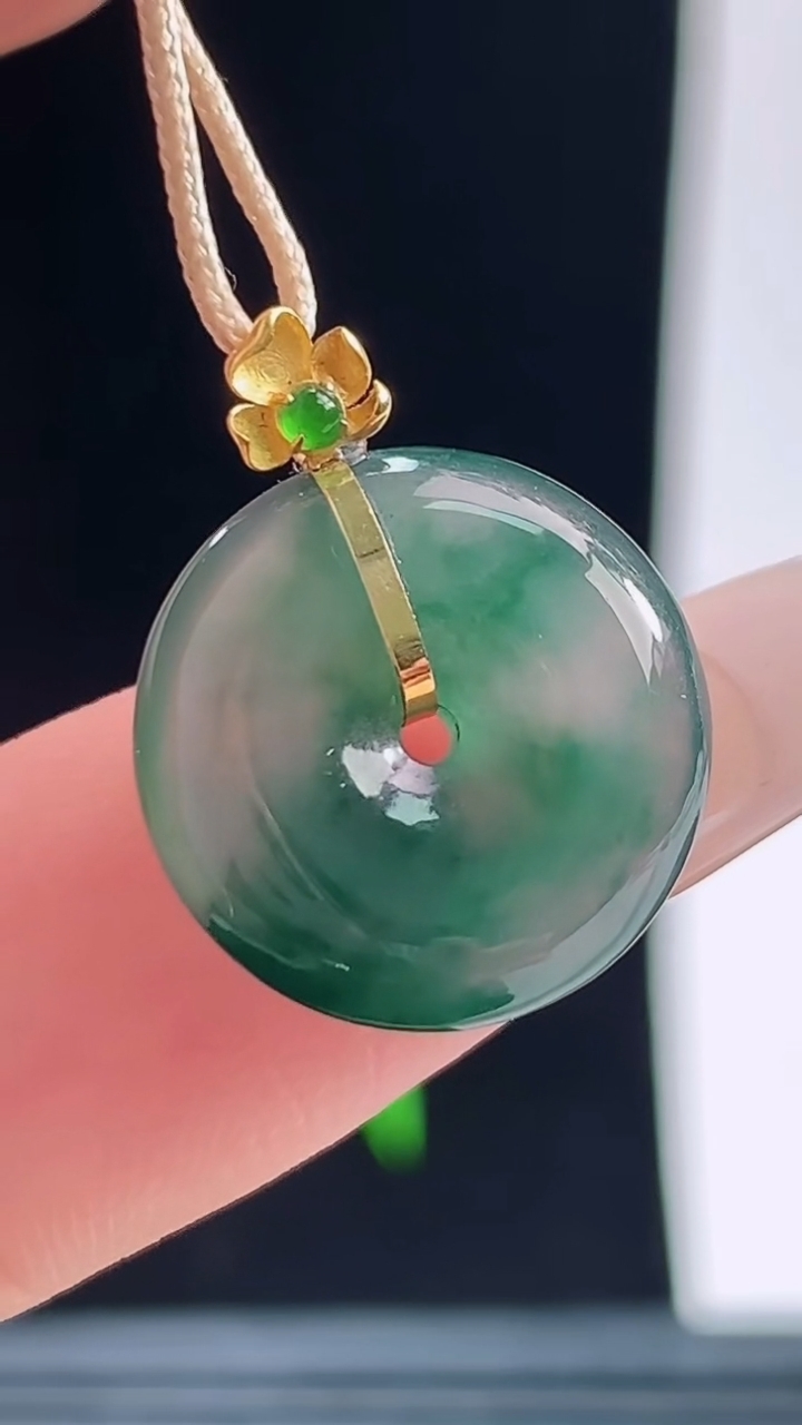 天然A货翡翠18K金飘花平安扣吊坠，尺寸14.9-4重量:1.86
10月9日