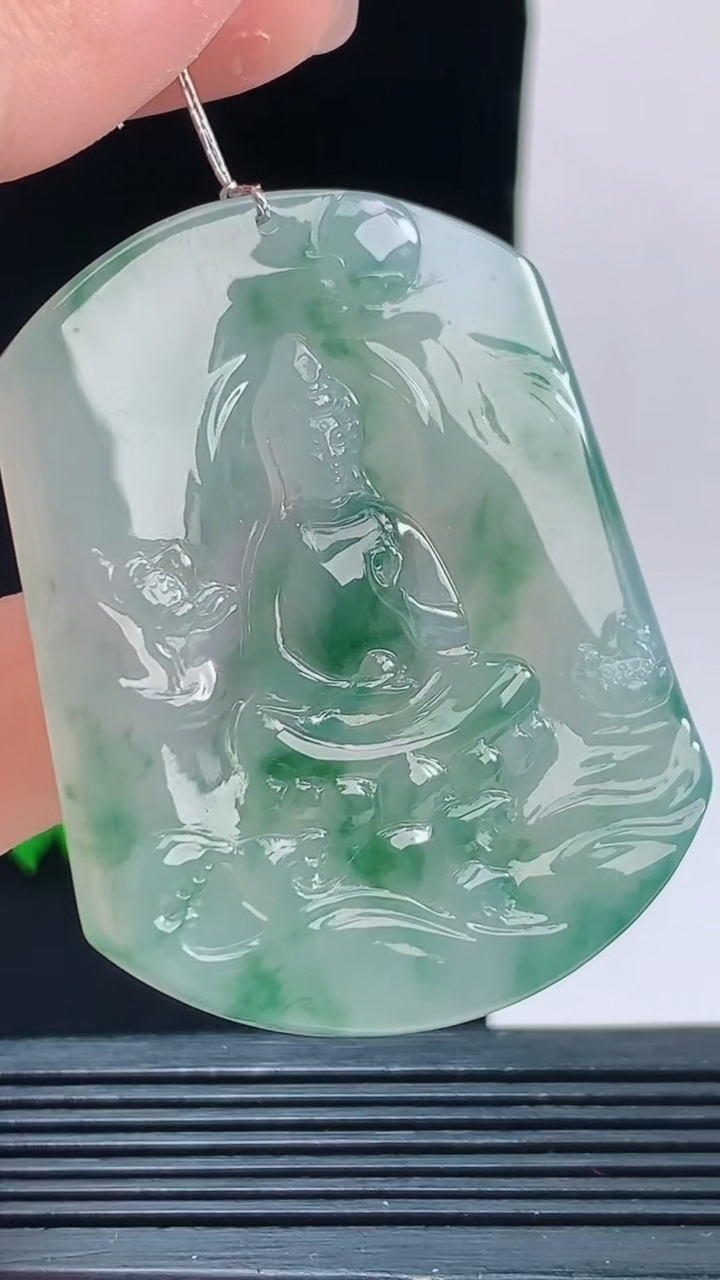 天然A货翡翠种飘花观音菩萨吊坠，尺寸52.9-42.1-5.8重量:31.74
10月9日