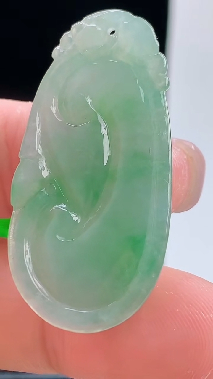 天然A货翡翠如意吊坠，尺寸42.2-20.4-6重量:9.31g
10月9日