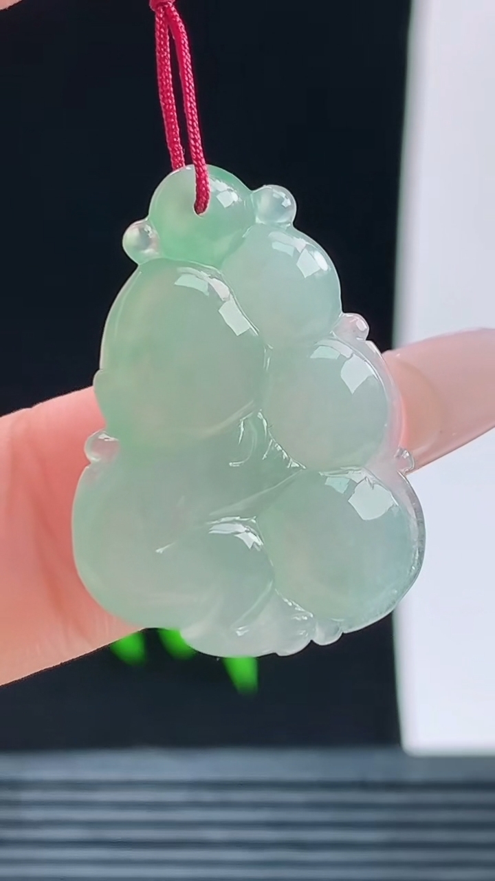 天然A货翡翠生肖猴吊坠，尺寸27-19.4-5.5重量:4.55g
10月9日