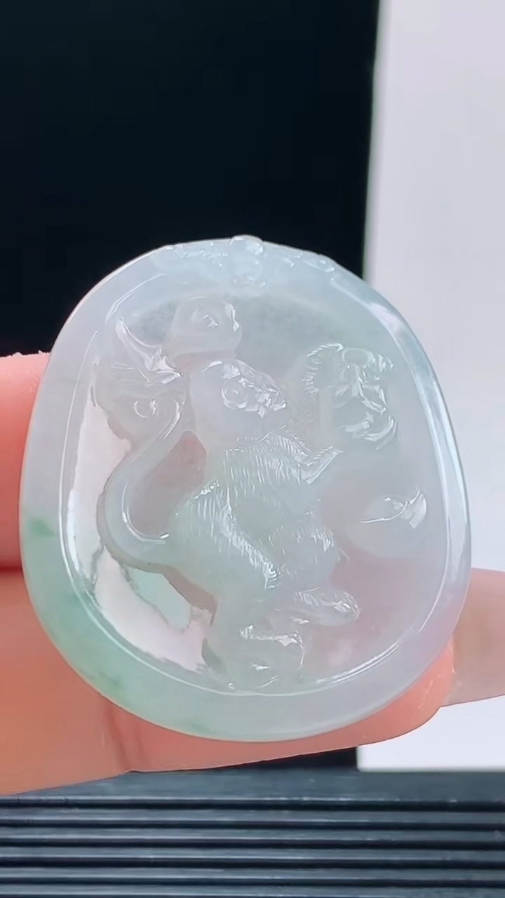 天然A货翡翠飘花生肖猴牌吊坠，尺寸39.1-34.1-5.5重量:12.58
10月9日