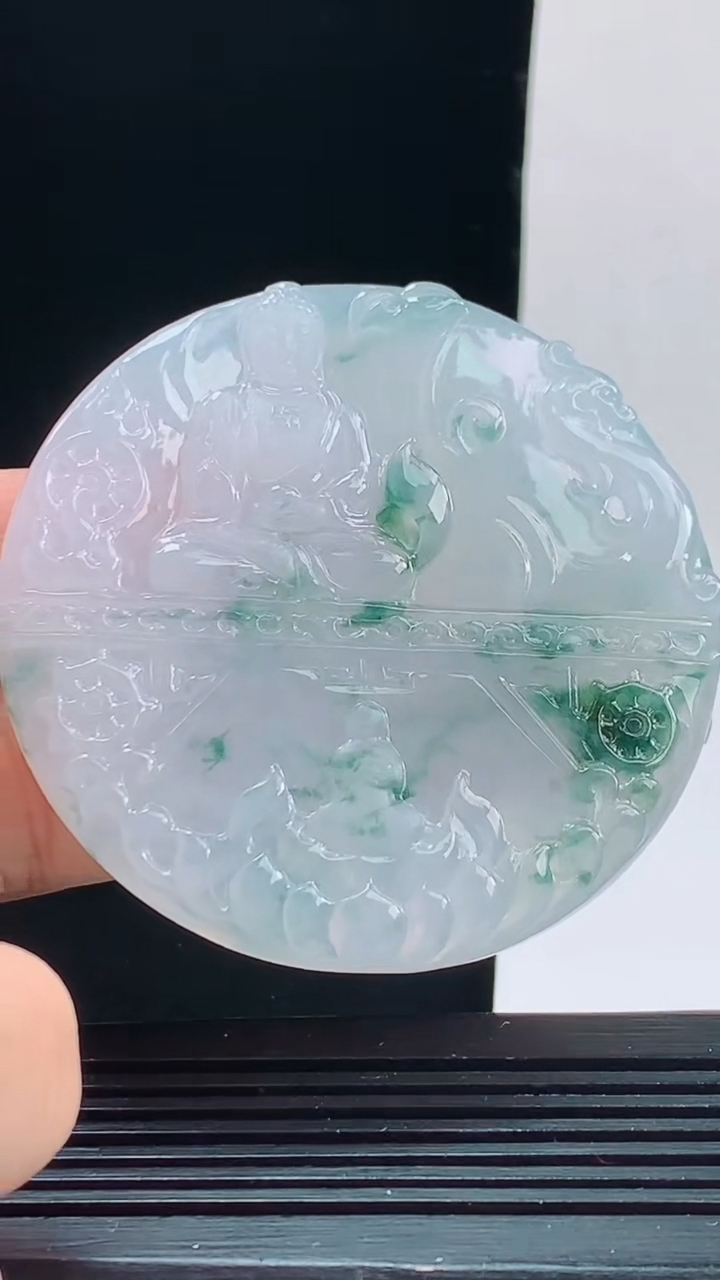 天然A货翡翠种飘花大日如来吊坠，尺寸56.1-5.6重量:37.87g
10月9日