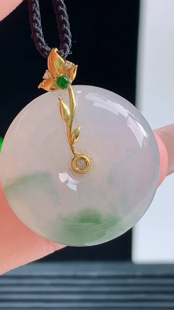 天然A货翡翠18K金飘花平安扣吊坠，尺寸23.2-5.3重量:5.74g
10月9日