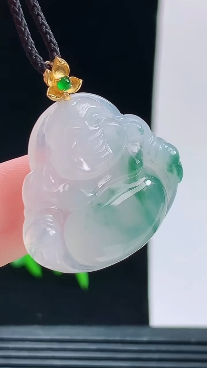 天然A货翡翠种飘花佛公吊坠，尺寸25.4-29.1-5.8重量:6.83
10月9日