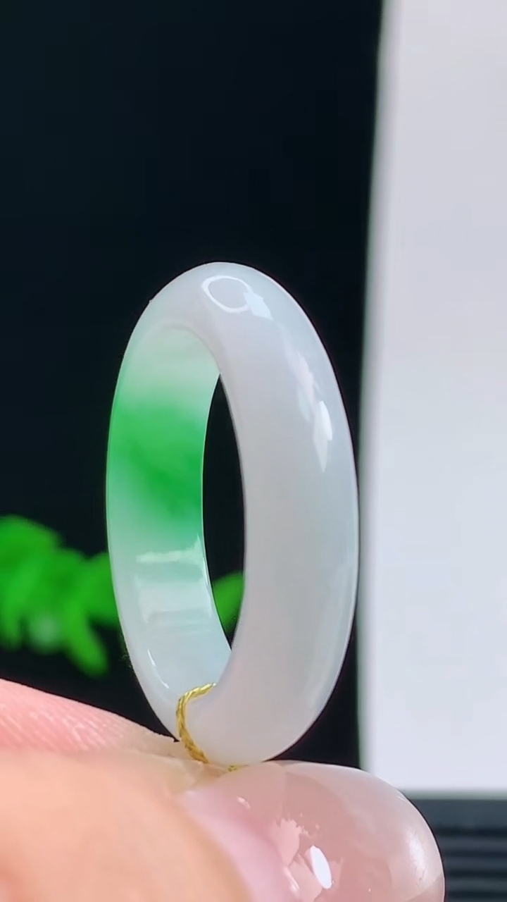 天然A货翡翠玉指环戒指，尺寸19.5-5.4-3.8重量:4.29g 10072026年10月9日
工厂直销收藏佳品,种好水足，色泽均匀，有种有色，上手高大气！