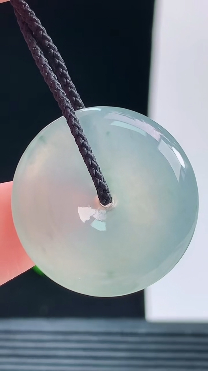 天然A货翡翠平安扣吊坠，尺寸25.2-4.5重量:5.65g
10月9日