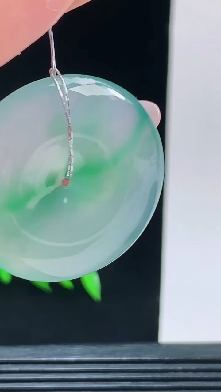 天然A货翡翠平安扣吊坠，尺寸32.5-6.3重量:12.82g
10月9日
