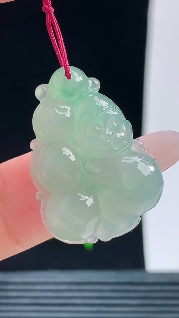 天然A货翡翠生肖猴吊坠，尺寸27-19.4-5.5重量:4.55g
10月9日