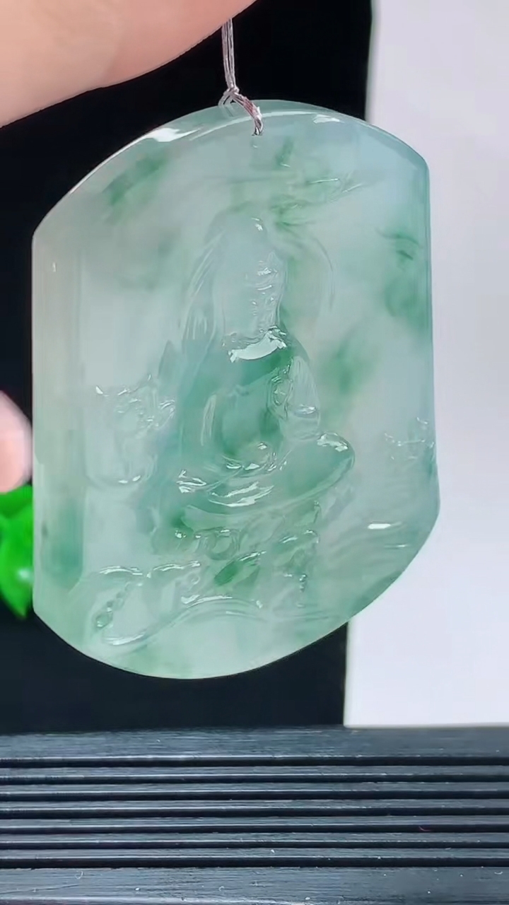 天然A货翡翠种飘花观音菩萨吊坠，尺寸52.9-42.1-5.8重量:31.74
10月9日