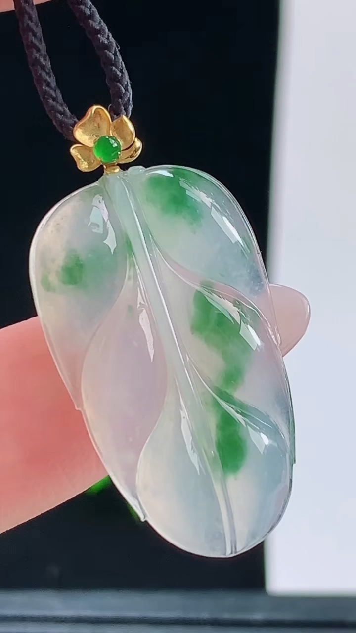 天然A货翡翠种飘花金枝玉叶 叶子吊坠，尺寸27.7-17-3.5重量:3.36g
10月9日