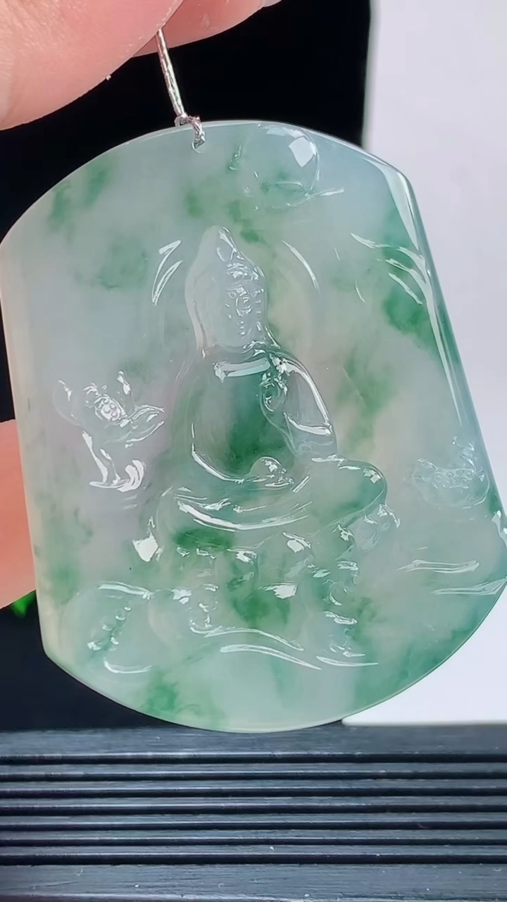天然A货翡翠种飘花观音菩萨吊坠，尺寸52.9-42.1-5.8重量:31.74
10月9日