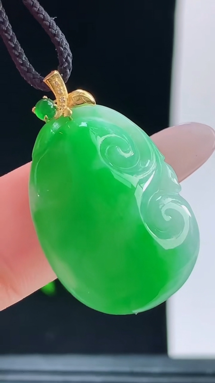 天然A货翡翠如意吊坠，尺寸26.6-17.2-7.9重量:5.22
10月9日