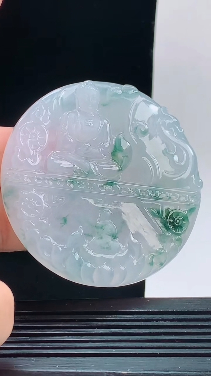天然A货翡翠种飘花大日如来吊坠，尺寸56.1-5.6重量:37.87g
10月9日