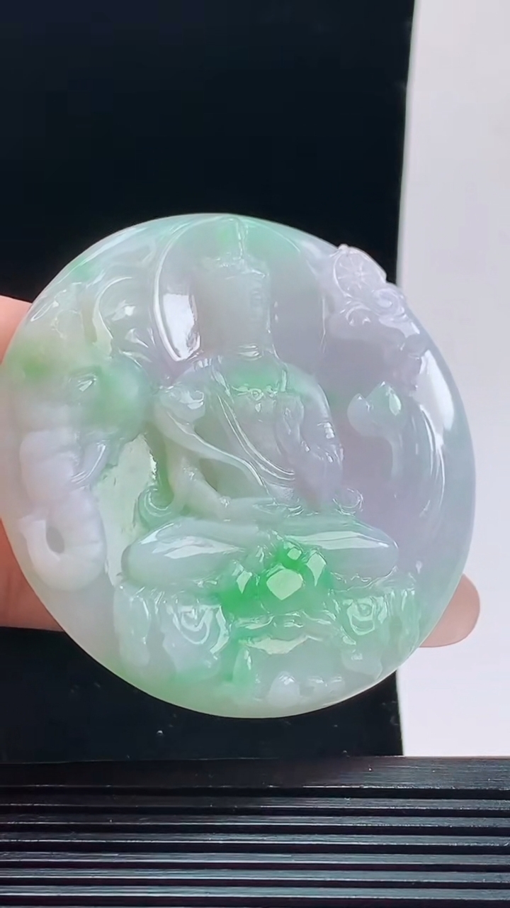 天然A货翡翠普贤菩萨吊坠，尺寸55.2-6.4重量:35.89g
10月9日