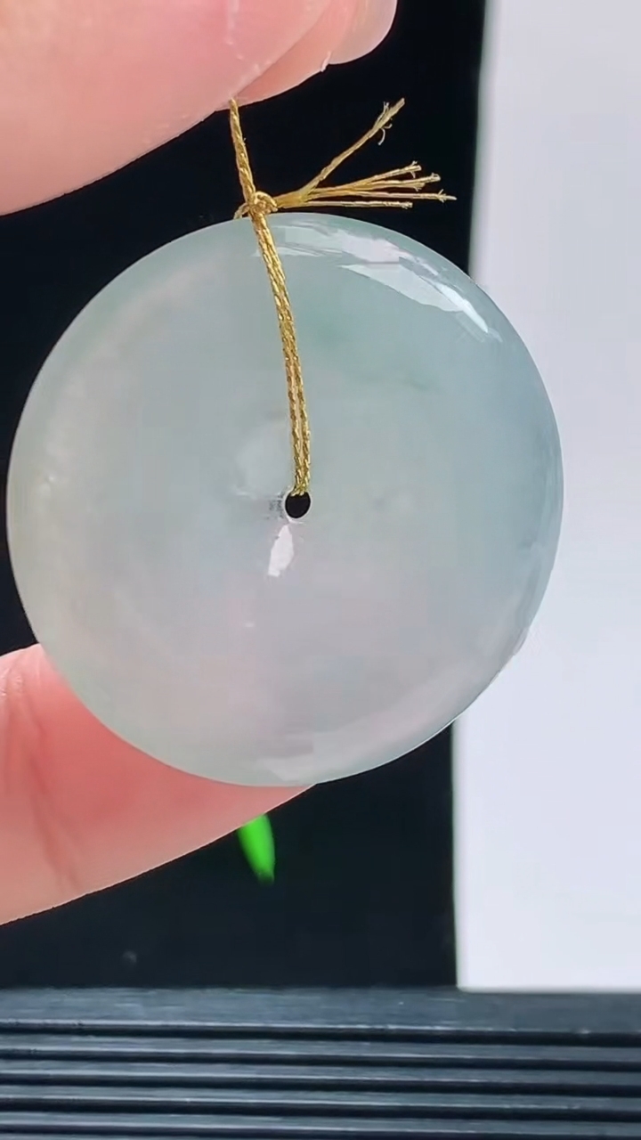 天然A货翡翠冰种飘花平安扣吊坠，尺寸32.3-5.4重量:11.79g
10月9日