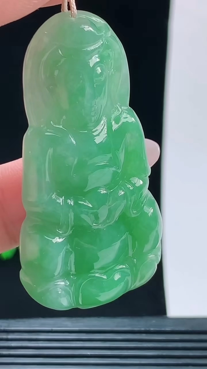 天然A货翡翠正装观音菩萨吊坠，尺寸54-27.8-7.4重量:19.12g
10月9日