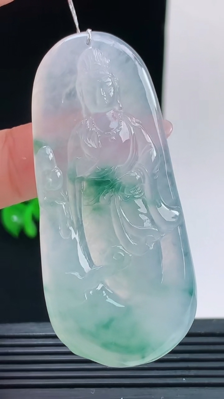 天然A货翡翠种飘花观音菩萨吊坠，尺寸60.7-26.6-6.1重量:21.04
10月9日