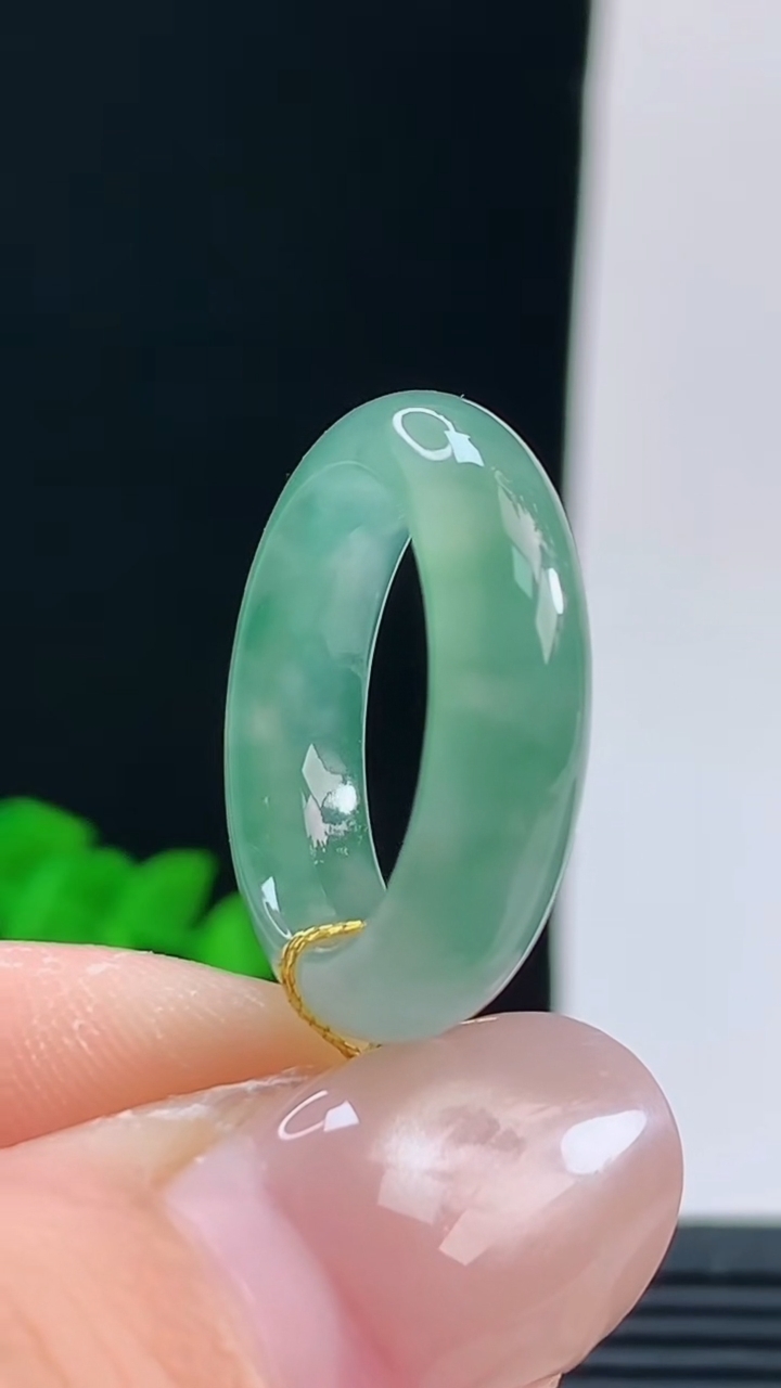 天然A货翡翠冰种飘花玉指环戒指，尺寸17.5-6-4.1重量:3.88g 10072026年10月9