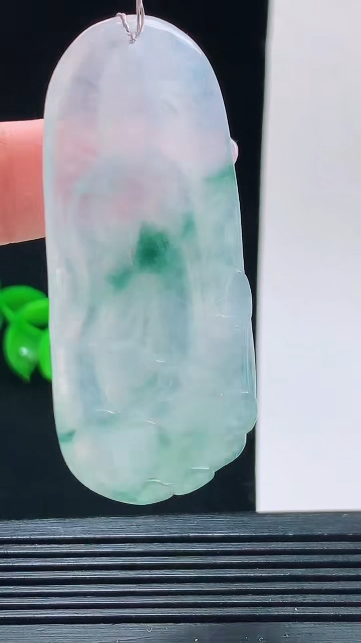 天然A货翡翠种飘花观音菩萨吊坠，尺寸60.7-26.6-6.1重量:21.04
10月9日