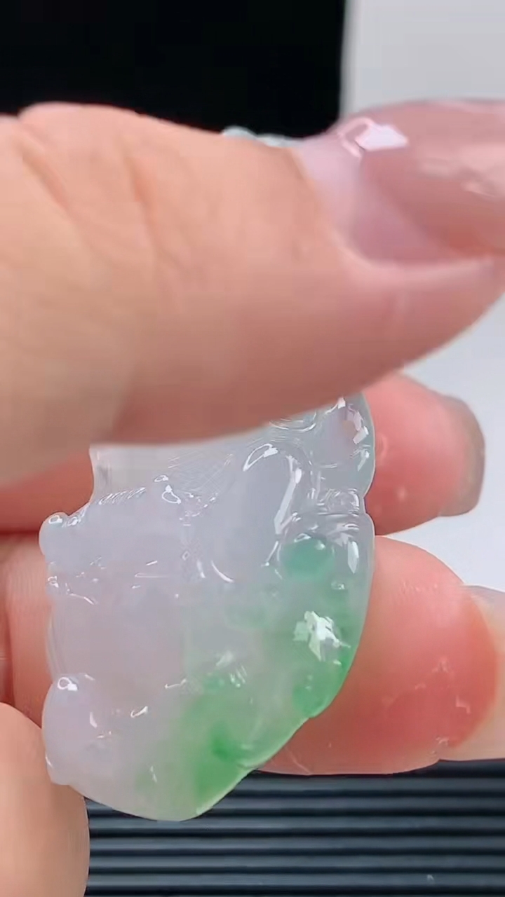 天然A货翡翠大势至菩萨吊坠，尺寸58.2-28.1-10.2重量:28.33
10月9日