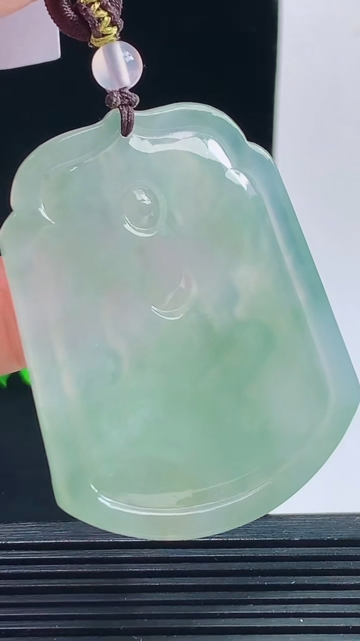 天然A货翡翠虚空藏菩萨吊坠，尺寸52.8-41.2-5.7重量:29.57
10月9日