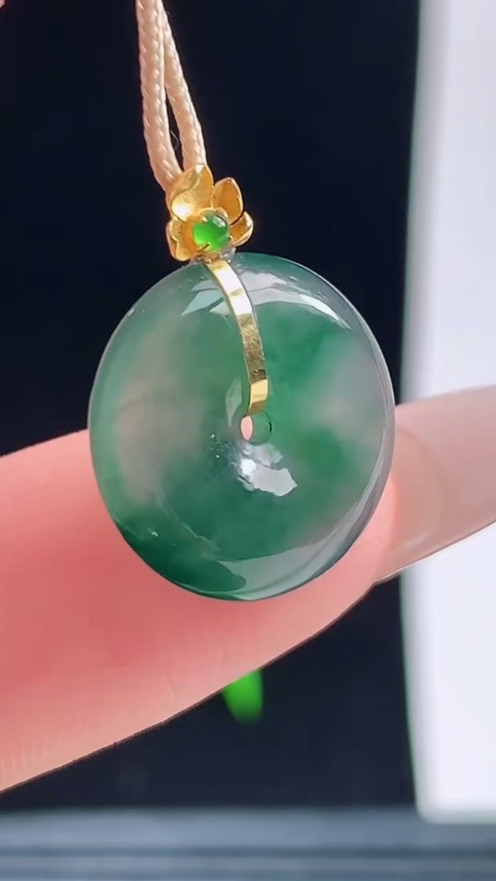天然A货翡翠18K金飘花平安扣吊坠，尺寸14.9-4重量:1.86
10月9日