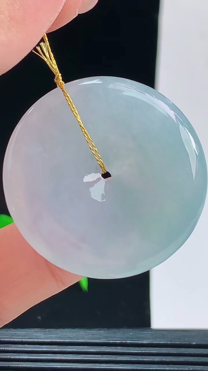 天然A货翡翠平安扣吊坠，尺寸35.4-5.6重量:15.05g
10月9日