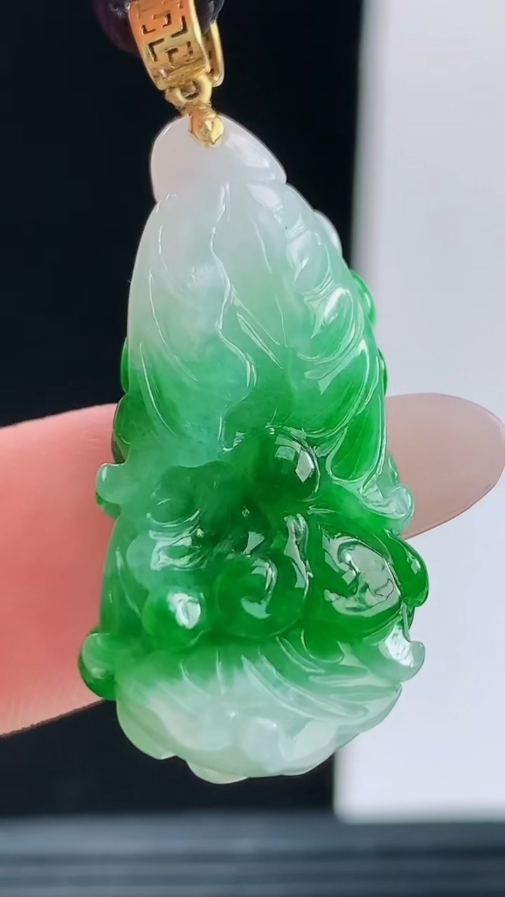 天然A货翡翠白菜吊坠，尺寸30.2-14.7-7重量:5.09g
10月9日
