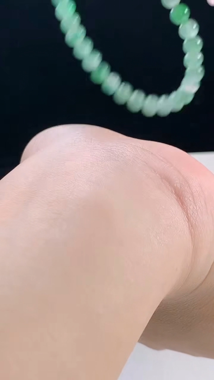 天然A货翡翠飘花圆珠手串，尺寸5.3重量:8.60g 100710月9日
工厂直销收藏佳品,种好水足，色泽均匀，有种有色，上手高大气！