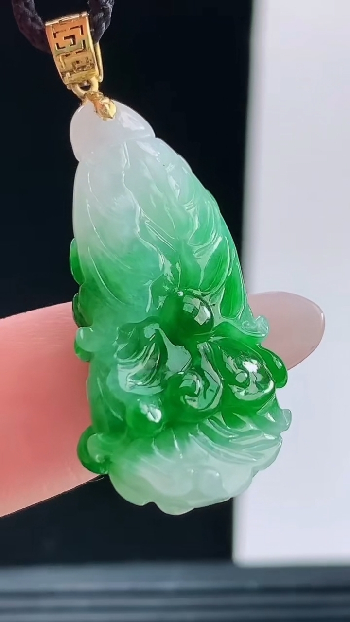 天然A货翡翠白菜吊坠，尺寸30.2-14.7-7重量:5.09g
10月9日