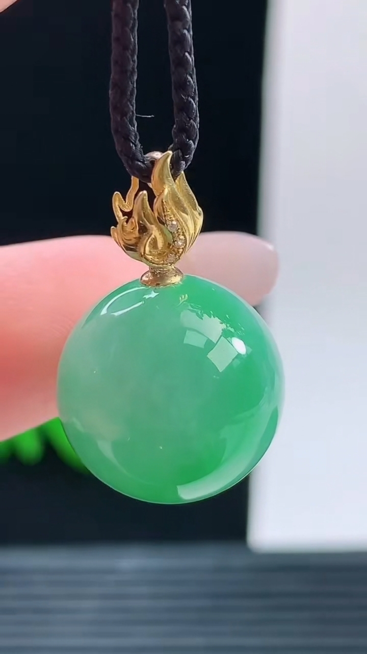 天然A货翡翠圆珠吊坠，尺寸15.1重量:6.27g 100710月9日
工厂直销收藏佳品,种好水足，色泽均匀，有种有色，上手高大气！