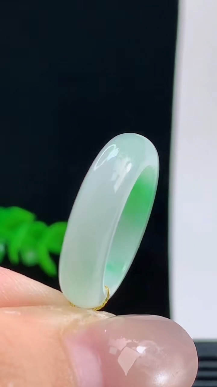 天然A货翡翠玉指环戒指，尺寸17.2-5.6-3.5重量:3.66g 10072026年10月9日
工厂直销收藏佳品,种好水足，色泽均匀，有种有色，上手高大气！