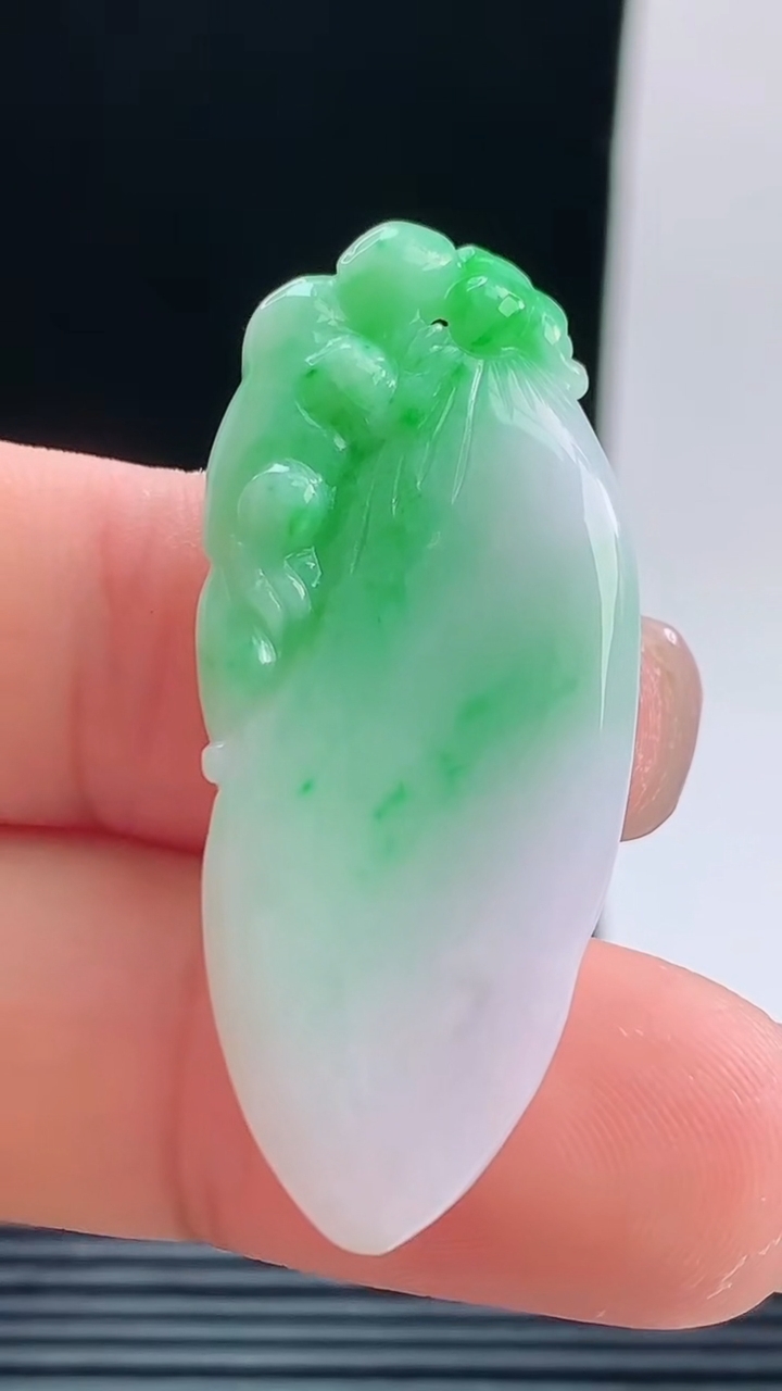 天然A货翡翠福瓜吊坠，尺寸43-18.4-5.8重量:8.62g
10月9日