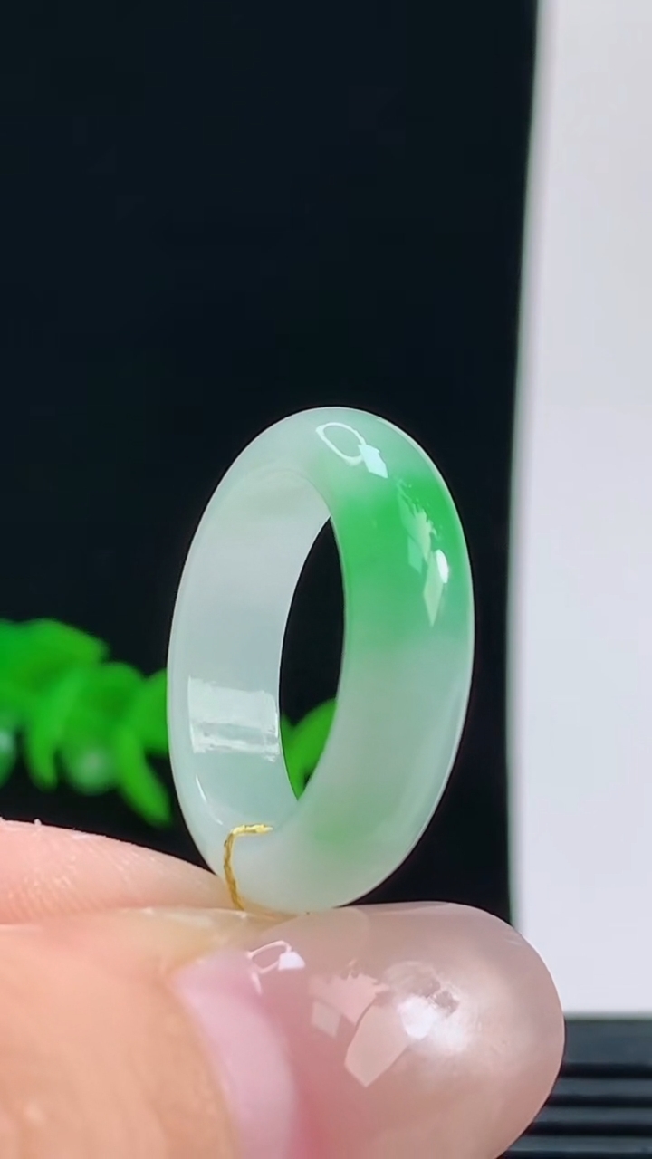 天然A货翡翠玉指环戒指，尺寸17.2-5.6-3.5重量:3.66g 10072026年10月9日
