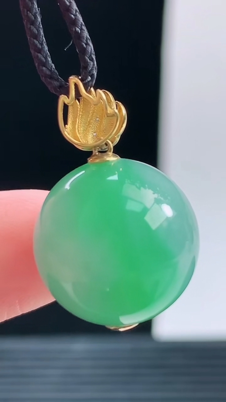 天然A货翡翠圆珠吊坠，尺寸15.1重量:6.27g 100710月9日
工厂直销收藏佳品,种好水足，色泽均匀，有种有色，上手高大气！