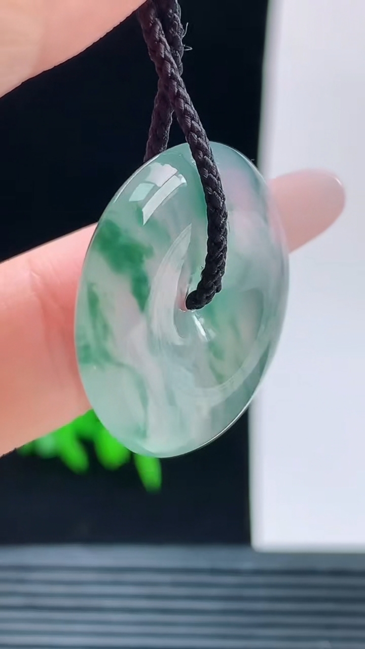 天然A货翡翠种飘花平安扣吊坠，尺寸25.6-5.4重量:7.28g
10月9日