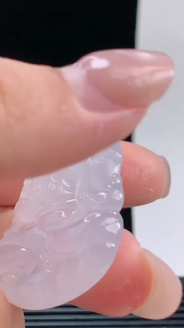 天然A货翡翠种白冰虚空藏菩萨吊坠，尺寸53.6-34.1-5.9重量:20.20
10月9日