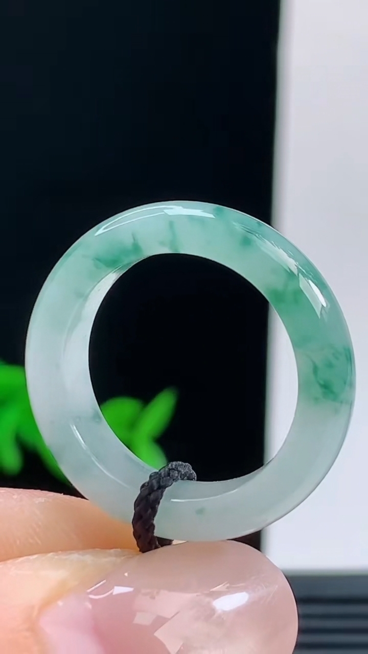 天然A货翡翠冰种飘花玉指环戒指，尺寸17.9-5.7-3.6重量:4.00g 10072026年10月9日
工厂直销收藏佳品,种好水足，色泽均匀，有种有色，上手高大气！
