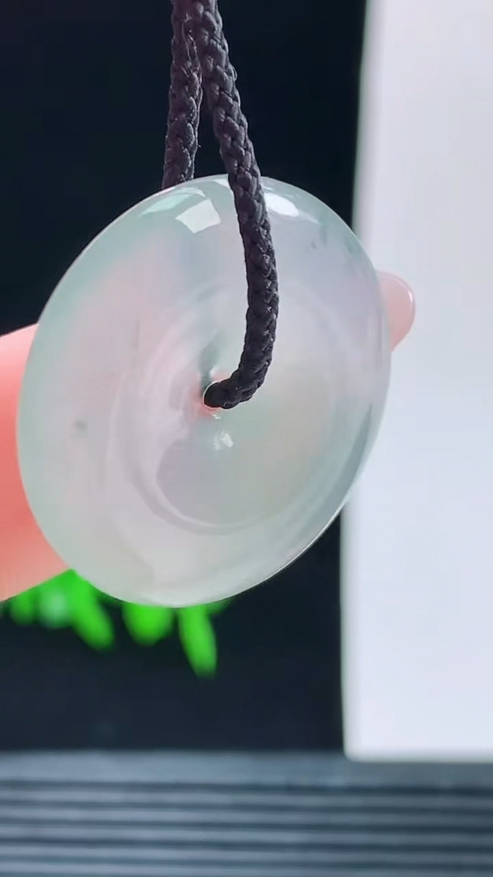 天然A货翡翠平安扣吊坠，尺寸25.2-4.5重量:5.65g
10月9日