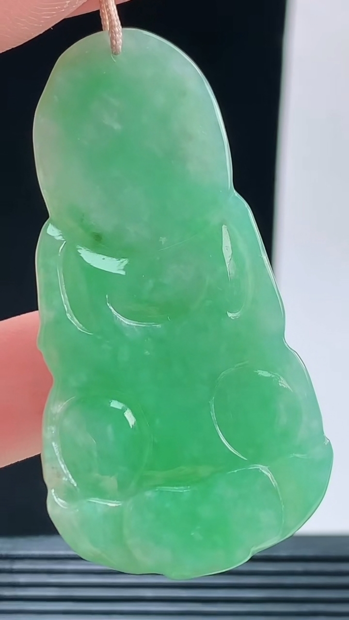 天然A货翡翠正装观音菩萨吊坠，尺寸54-27.8-7.4重量:19.12g
10月9日