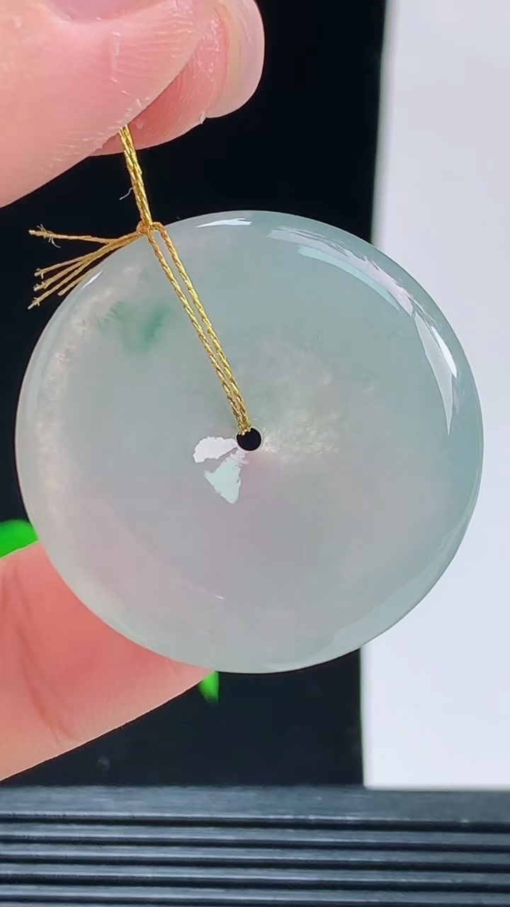 天然A货翡翠冰种飘花平安扣吊坠，尺寸32.3-5.4重量:11.79g
10月9日
