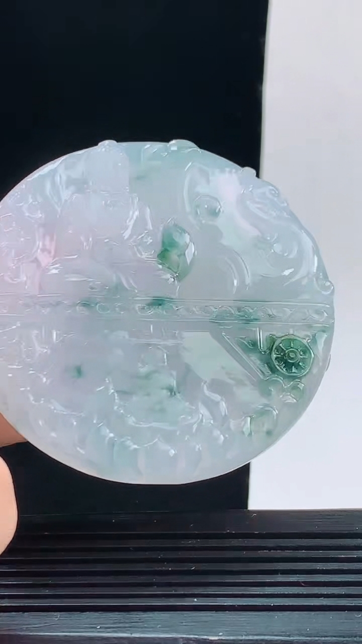 天然A货翡翠种飘花大日如来吊坠，尺寸56.1-5.6重量:37.87g
10月9日