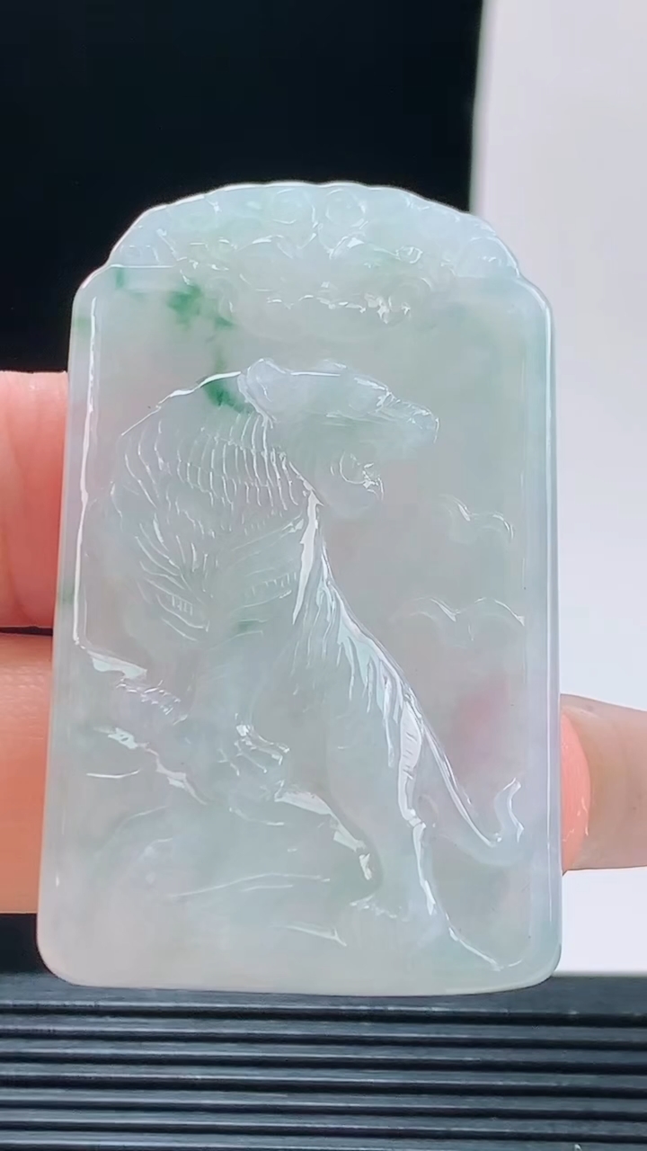 天然A货翡翠飘花生肖虎牌吊坠，尺寸50.2-31.7-5.4重量:20.70
10月9日