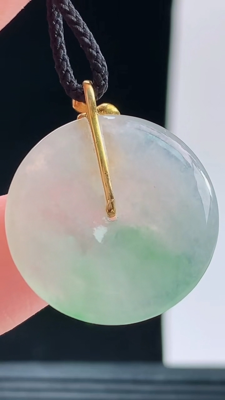 天然A货翡翠平安扣吊坠，尺寸21.7-3.3重量:3.45g
10月9日