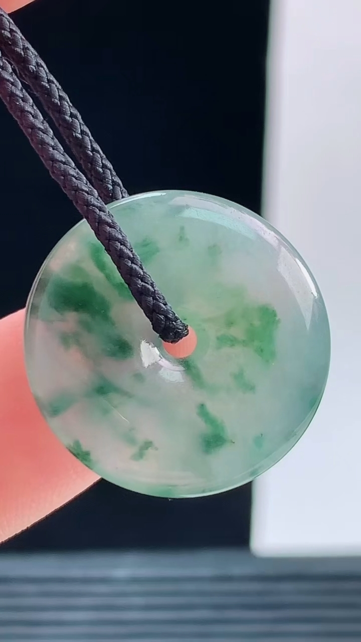天然A货翡翠冰种飘花平安扣吊坠，尺寸21.2-3.6重量:3.30g
10月9日