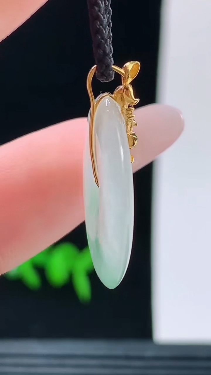 天然A货翡翠平安扣吊坠，尺寸21.7-3.3重量:3.45g
10月9日