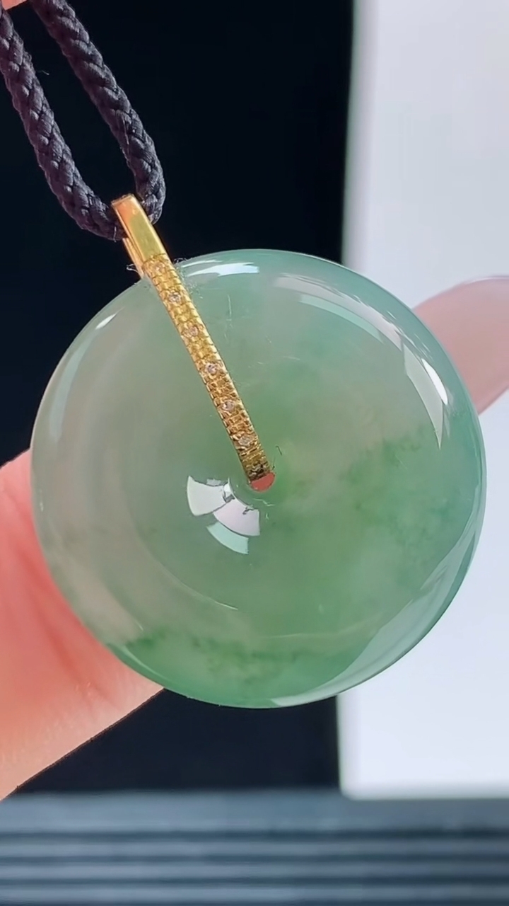 天然A货翡翠平安扣吊坠，尺寸22.4-7.2重量:6.58g
10月9日