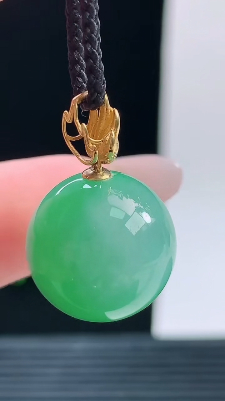 天然A货翡翠圆珠吊坠，尺寸15.1重量:6.27g 100710月9日
工厂直销收藏佳品,种好水足，色泽均匀，有种有色，上手高大气！