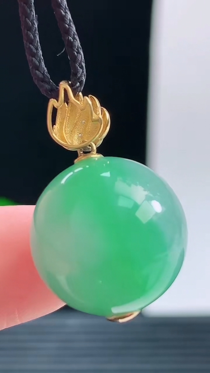 天然A货翡翠圆珠吊坠，尺寸15.1重量:6.27g 100710月9日
工厂直销收藏佳品,种好水足，色泽均匀，有种有色，上手高大气！