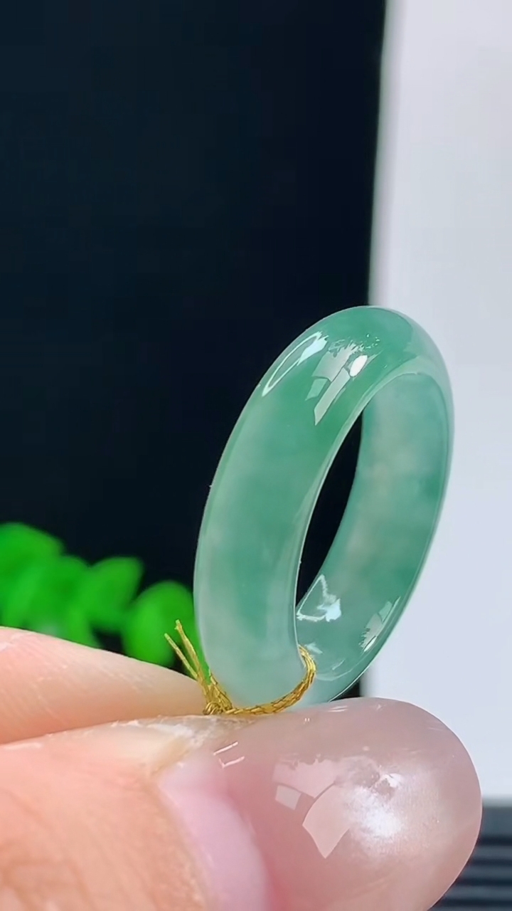 天然A货翡翠冰种飘花玉指环戒指，尺寸17.5-6-4.1重量:3.88g 10072026年10月9日
工厂直销收藏佳品,种好水足，色泽均匀，有种有色，上手高大气！